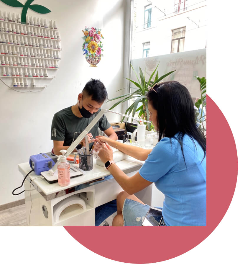 nos-prothesistes-ongulaires-acrylique-mynu-nails-saint-gilles